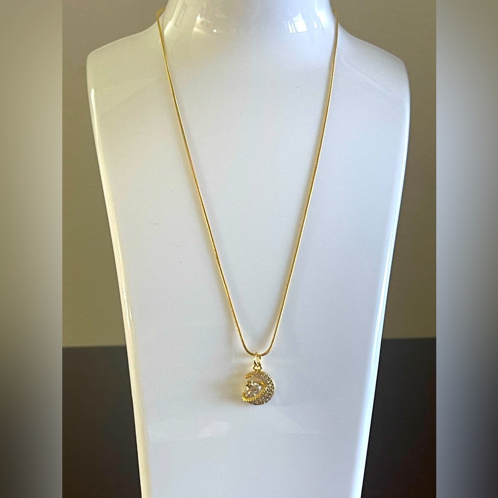 Women's , 18K Gold Plated chain with a crescent moon pendant.